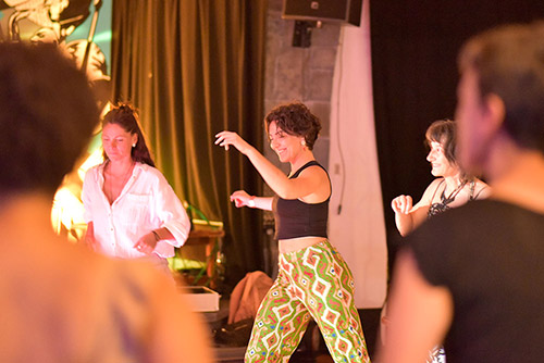 Photo d'un groupe qui danse