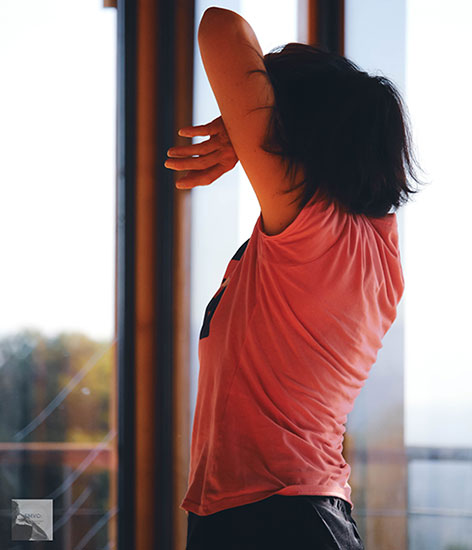 Femme les bras levée, qui laisse aller librement ses mouvements