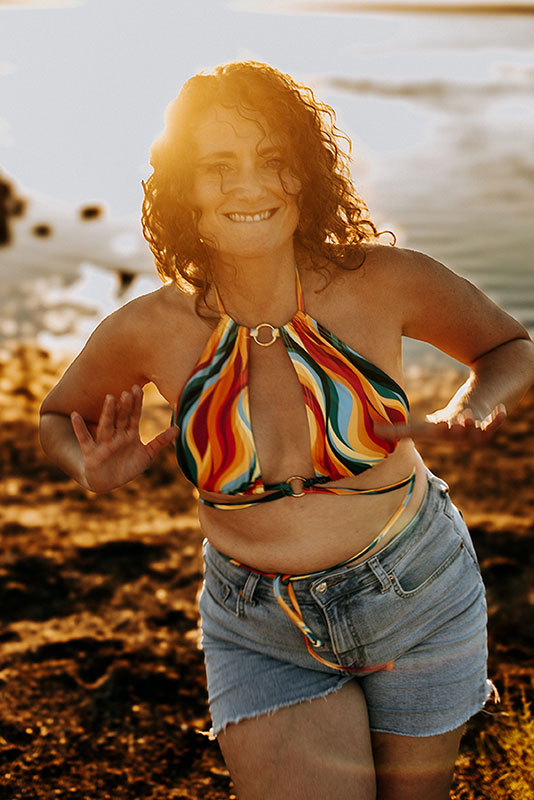 Cécile, danse-art-thérapeute, qui danse devant le coucher de soleil à la plage