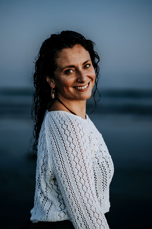 Cécile, danse-art-thérapeute, devant la mer.
